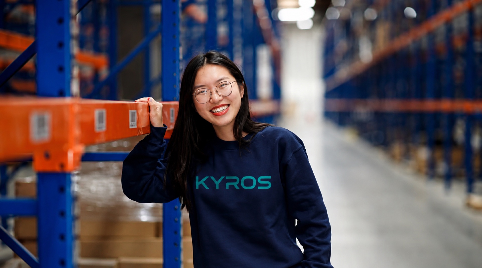 KYROS Mitarbeiterin im Lager
